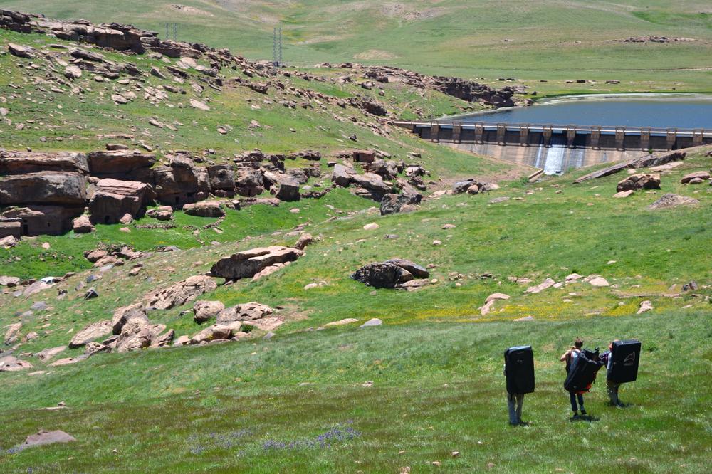 Bouldering boulderen marokko in morocco imik'simik imiksimik crashpad huur rental boulders oukaimeden